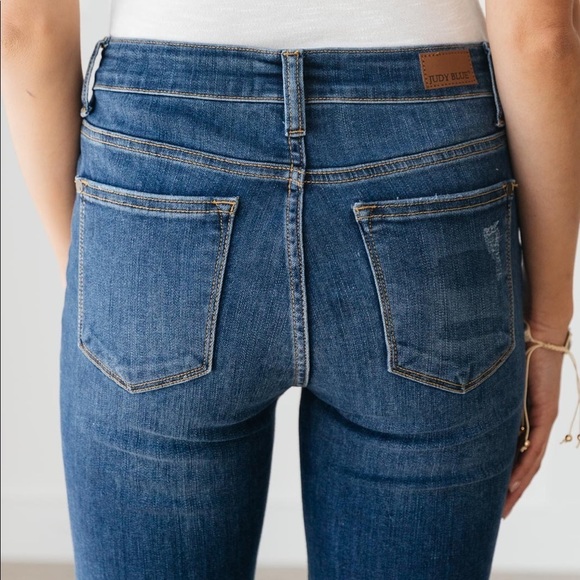 Judy Blue Frayed Hem Distressed Cropped Medium Wash Capris Whisker Jeans Denim - Picture 5 of 10